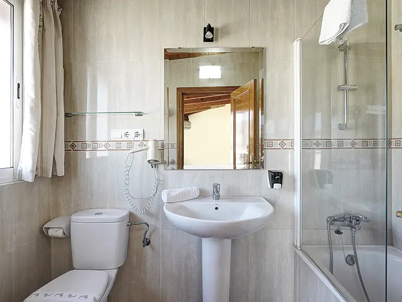 Enjoy your double room at Hotel Labella María. Your break between Sierra Nevada, Granada and the Costa Tropical. When are you visiting?