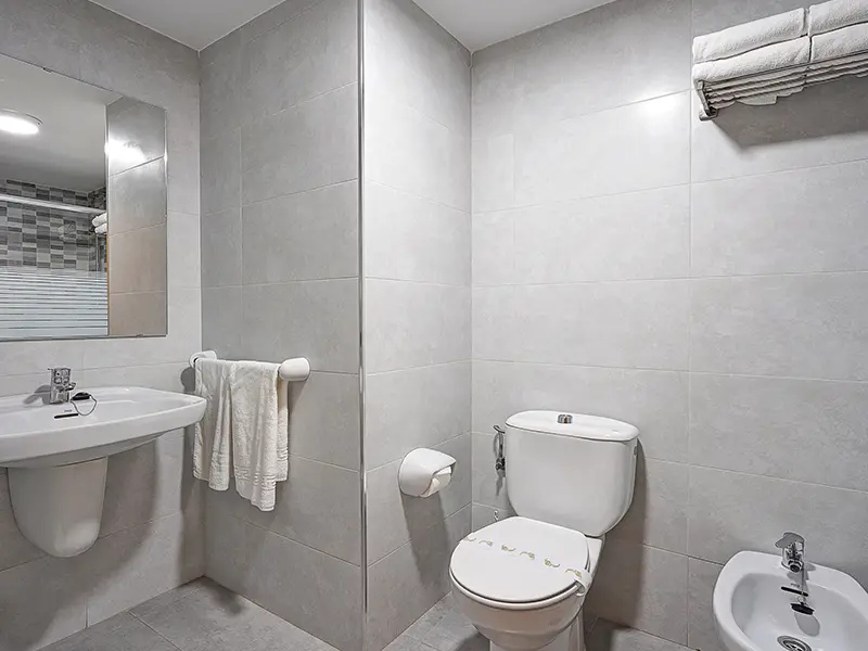 Book your triple room at Hotel Labella Granada · Between Granada, Sierra Nevada and the Costa Tropical